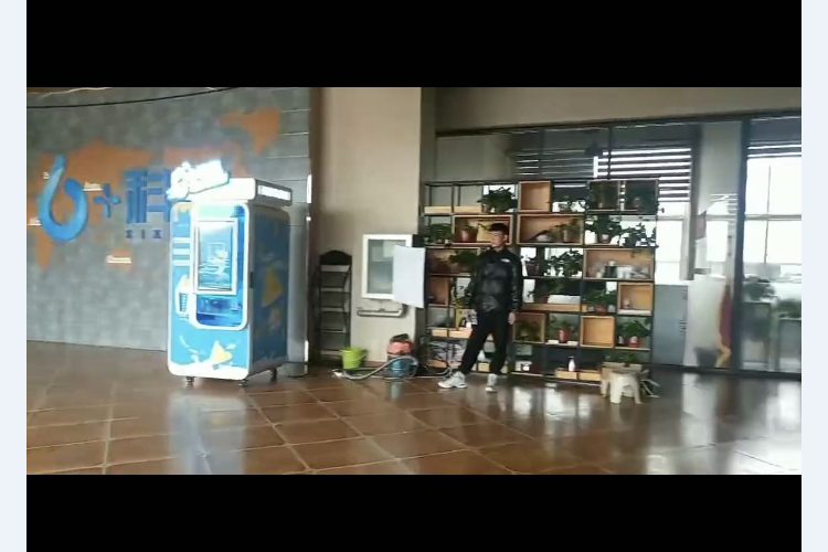 顏色亮麗的冰激凌自助售賣(mài)機(jī)