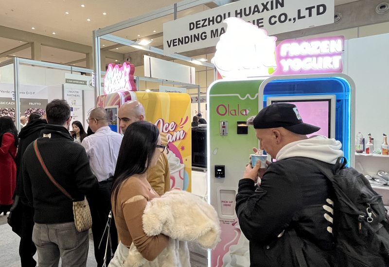 展會(huì)上的冰淇淋售賣機(jī)