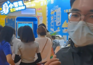 給大家分享下自動冰淇淋售賣機為什么可以抵御電商沖擊？